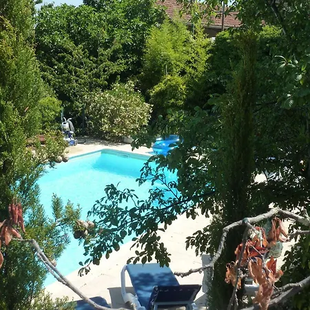 Around A Swimming Pool In A Small * Courry
